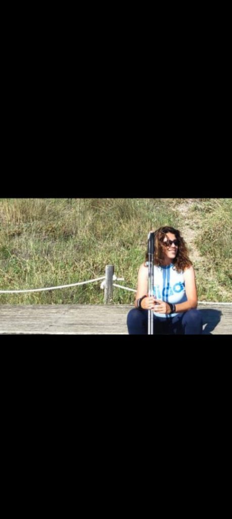 Monitora explicando la ruta de marcha nórdica a una familia en el Puerto de Valencia.