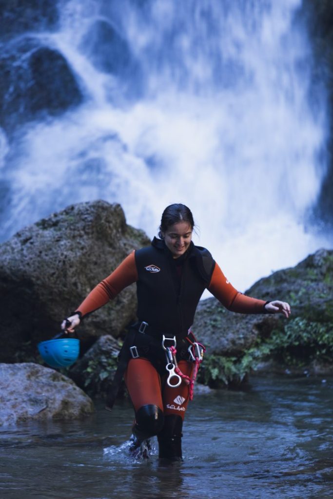 Alumna realizando una ruta guiada de senderismo acuático seguro en el Gorgo de la Escalera de Anna.